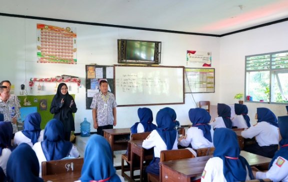 24.681 Siswa Ikuti TKA SMP, Bupati Ipuk Pantau Pelaksanaan agar Berjalan Lancar