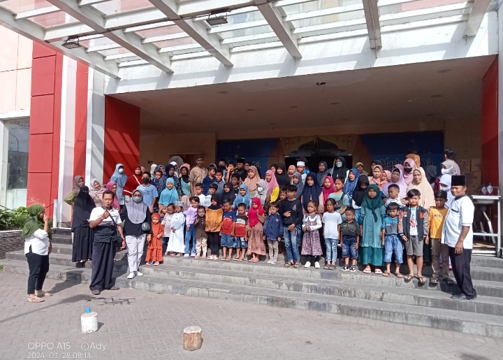 51 Anak Yatim Desa Tegalharjo Belanja di Salah Satu Mall Genteng