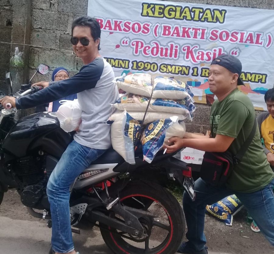 Alumni SMPN 1 Rogojampi Gelar Bakti Sosial, Bagikan Puluhan Paket Sembako