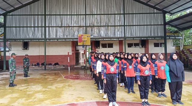 Babinsa Desa Siliragung Latih PBB Siswa-siswi SMK