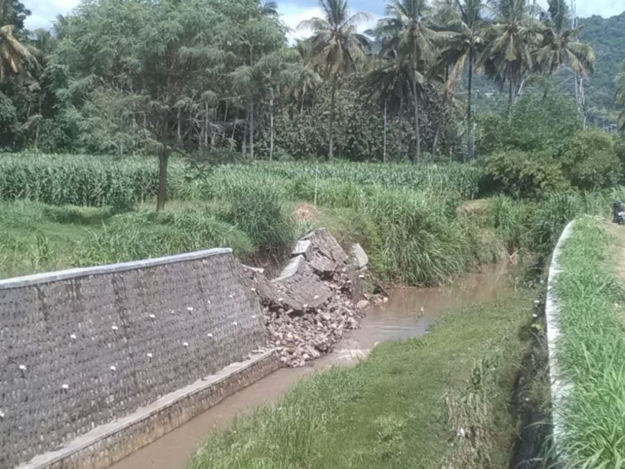 Bangunan Tangkis Sungai Ambruk, Padahal Baru Saja Didirikan