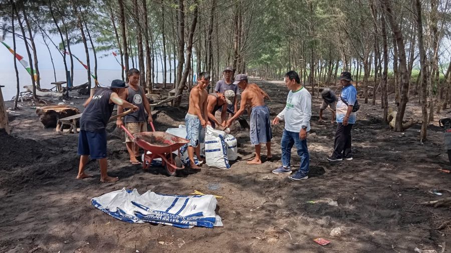 Banjir Rob Melanda Pesisir Pantai, Plt Kepala Dinas Perikanan Banyuwangi Memberikan Attensi Khusus 