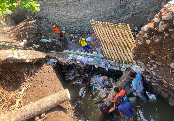 Banjir Rusak Dam Concrong Rogojampi Banyuwangi, Warga Cepat Tangani Dengan Swadaya
