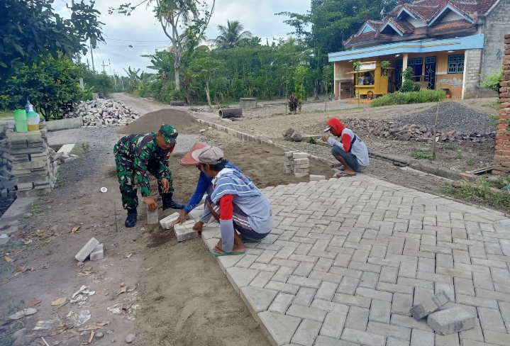 Bersama Masyarakat Babinsa Turun Langsung Laksanakan Karya Bakti Pemasangan Paving