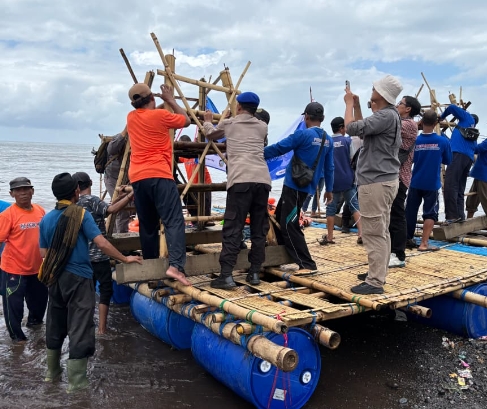 Bupati Banyuwangi Bersama Nelayan Pantai Patoman Blimbingsari Melakukan penenggelaman “fish bank”