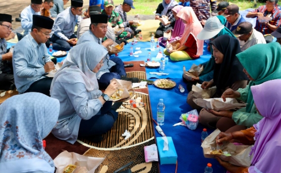 Bupati Banyuwangi Ipuk Fiestiandani  Berdialog Langsung Bersama Nelayan