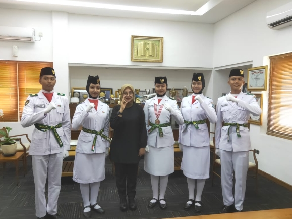 Bupati Banyuwangi Memberikan Penghargaan Kepada Dua siswa Dari SMKN Darul Ulum Muncar