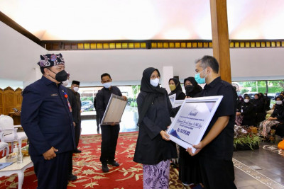 Bupati Banyuwangi Serahkan Secara Simbolis Insentif Nakes Sebesar Rp 24,49 Miliar dari APBD