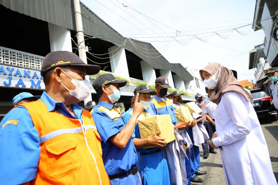 Bupati Banyuwangi Serahkan Bingkisan Lebaran di Area Pasar Rogojampi
