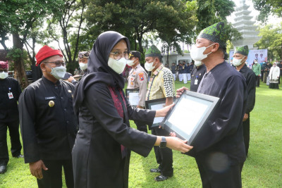 Bupati Ipuk Beri Penghargaan Penanganan Pandemi di Hari Kesehatan Nasional 2021