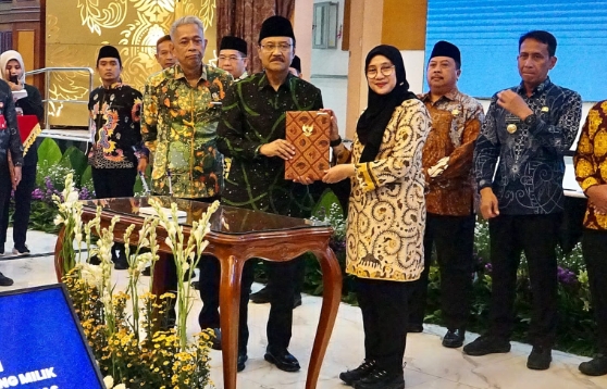 Bupati Ipuk dan Menteri Sosial Teken MoU Pelaksanaan Sekolah Rakyat