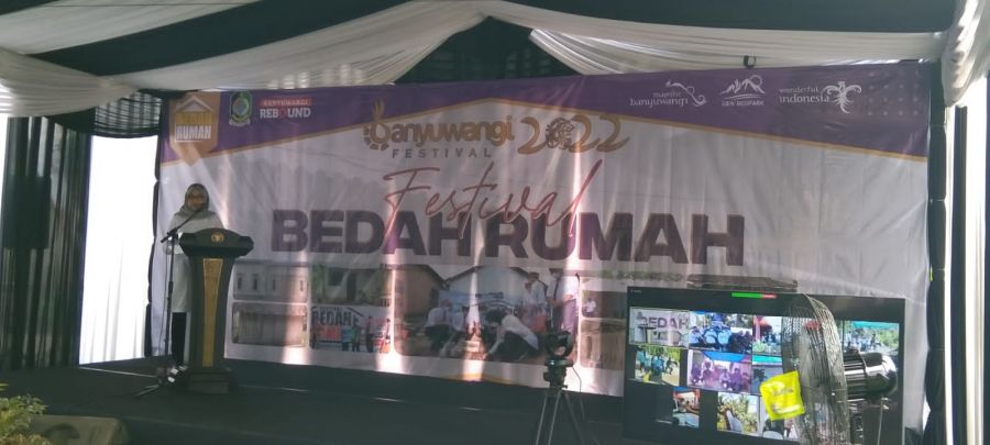 Bupati Ipuk Fiestiandani Hadir Dalam Festival Bedah Rumah di Desa Sukonatar