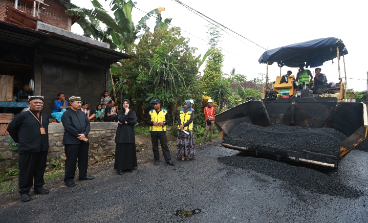 Bupati Ipuk Fiestiandani Kembali Cek Progres Pembangunan Jalan