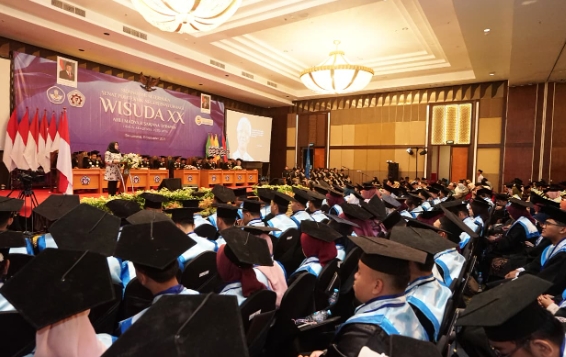 Bupati Ipuk Fiestiandani menghadiri kegiatan Wisuda ke XX Kampus Politeknik Negeri Banyuwangi