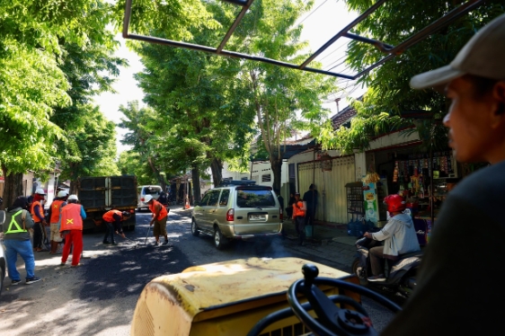 Bupati Ipuk Fiestiandani Meninjau Secara Langsung Proses Penambalan Jalan di Sejumlah Lokasi