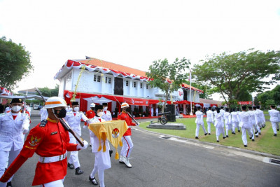 Bupati Ipuk Pimpin Upacara Penurunan Bendera Merah Putih di Halaman Kantor Bupati Banyuwangi