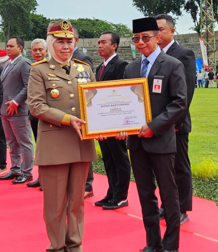 Bupati Ipuk Raih Penghargaan Pembina K3 Terbaik dari Gubernur Jatim
 