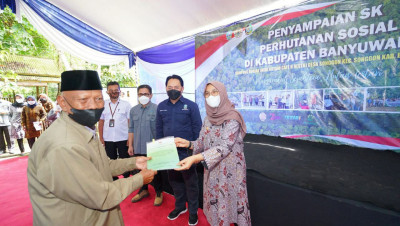 Bupati Ipuk Serahkan SK Perhutanan Sosial ke 34 LMDH