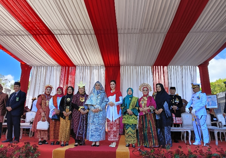 Dandim 0825/Banyuwangi Didampingi Ibu Laksanakan Upacara Dirgahayu Ke-79 Republik Indonesia