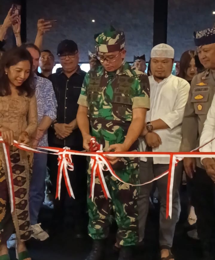 Dandim 0825/Banyuwangi Buka Acara Pameran tunggal Exhibition Indonesia Warna Rosi