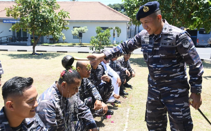 DANLANAL BANYUWANGI PIMPIN UPACARA KENAIKAN PANGKAT PRAJURIT KALA WAKTU 1 OKTOBER 2025