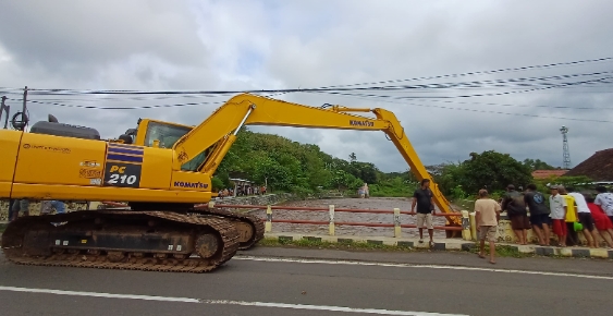 Debit Air Sungai Meningkat,Pemkab Banyuwangi Menyiagakan Petugas Penjaga Pintu Air Dan Alat Berat 