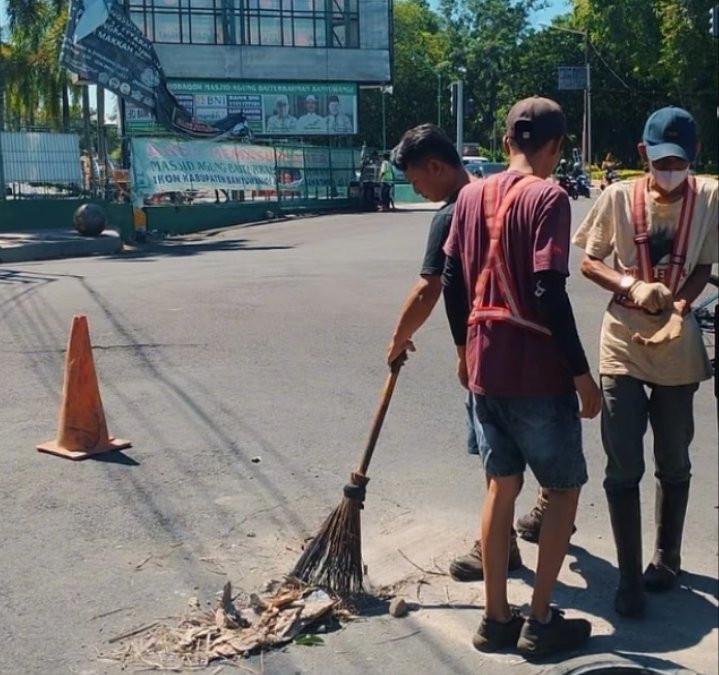 Dinas Pekerjaan Umum Cipta Karya dan Penataan Ruang Kabupaten Banyuwangi Melakukan Perbaikan Jalan