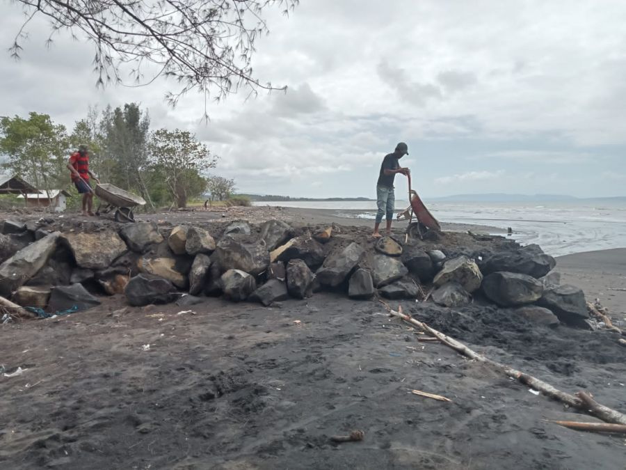 Dinas Pengairan Gerak Cepat, Pengerjaan Break Water di Wisata Pantai Cemara Tahap Pembenahan