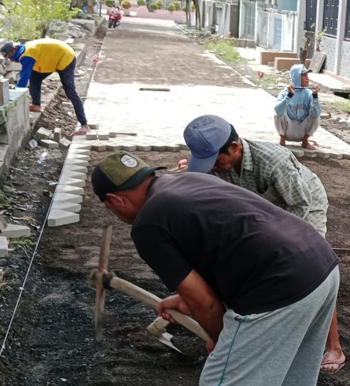 Guyub Rukun, Warga RT 01 RW 01 Dusun Stoplas Laksanakan Pavingnisasi Dilingkungan