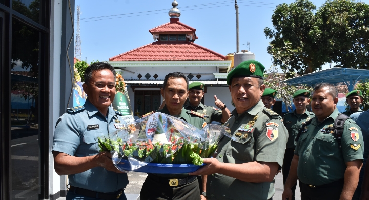 Hut-79 TNI AL, Kodim 0825/Banyuwangi Beri Surprise Ke Lanal Banyuwangi