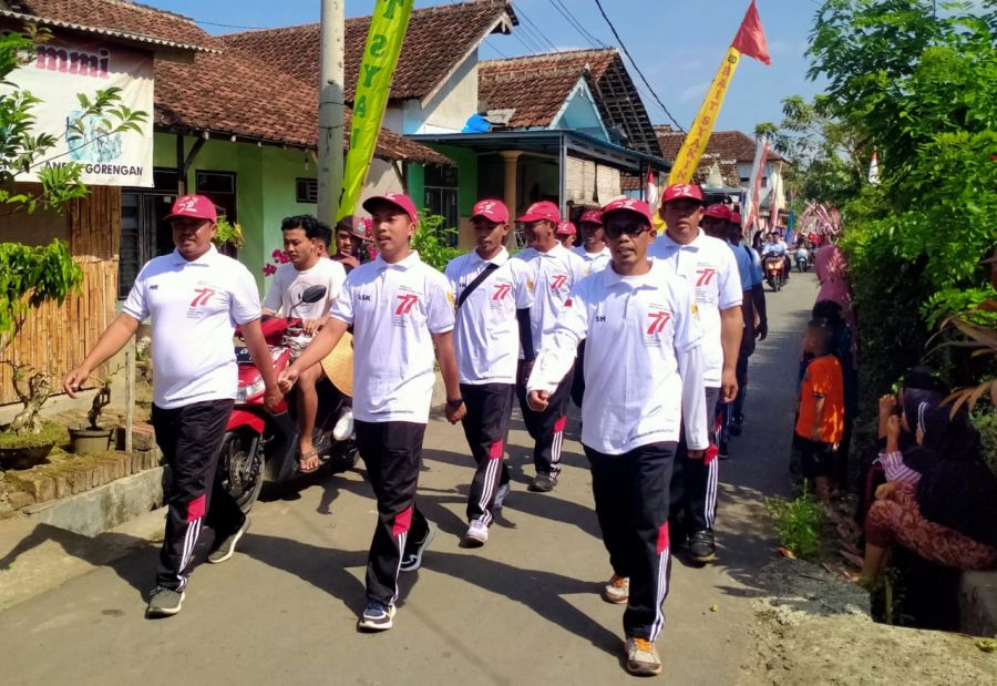 HUT RI Ke-77, Kepala Desa Pondoknongko Hamdan Ramahurmuzi Menyemangati Peserta Gerak Jalan