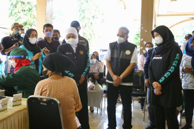 IKA Unair Gelar Vaksinasi di Kecamtan Muncar, Gubernur Jatim Pantau Langsung