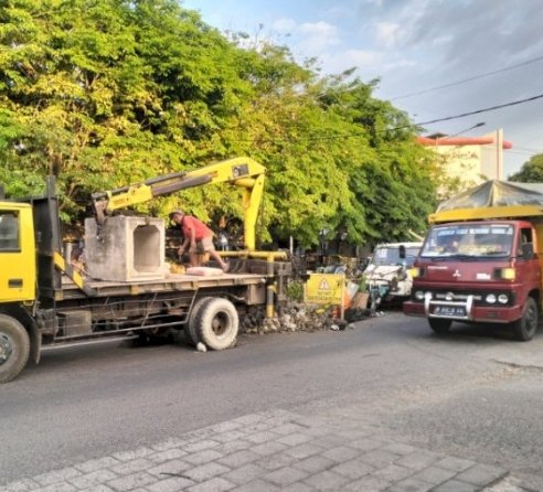 Jalan di Depan Pasar Blambangan Ambles, DPU CKPP Banyuwangi Langsung Tangani