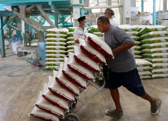 Jelang Idul Fitri Wakil Bupati Banyuwangi Mujiono Sidak Pasar Hingga Penggilingan Beras