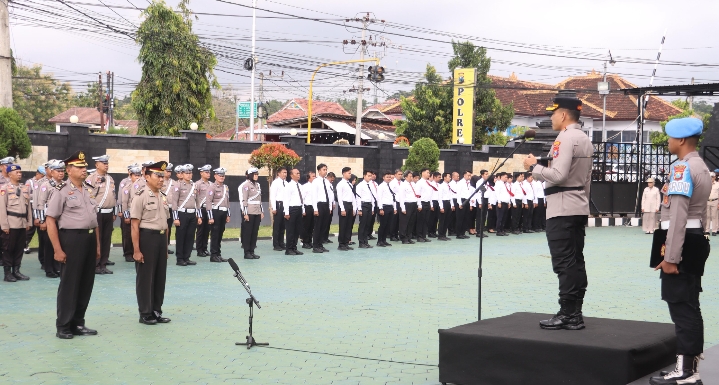 Kapolresta Banyuwangi Anugerahkan Kenaikan Pangkat Pengabdian