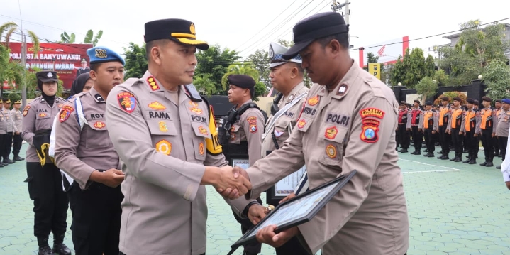 Kapolresta Banyuwangi Berikan Penghargaan kepada 43 Personel Berprestasi