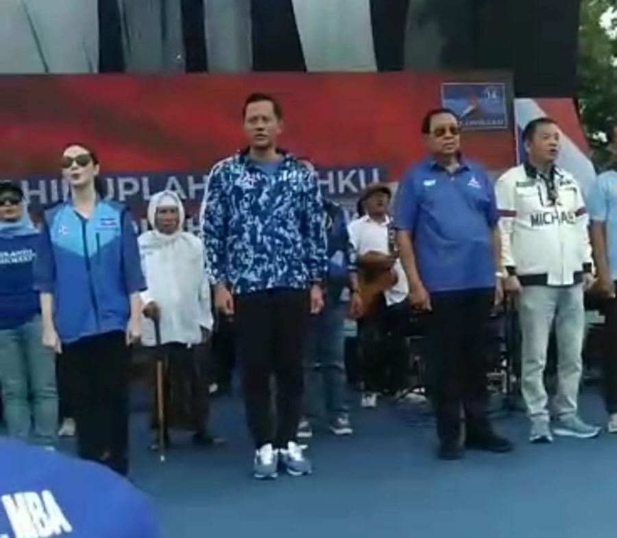 Lapangan RTH Maron Genteng Banyuwangi Seketika Membiru DIpenuhi Ribuan Massa Partai Demokrat