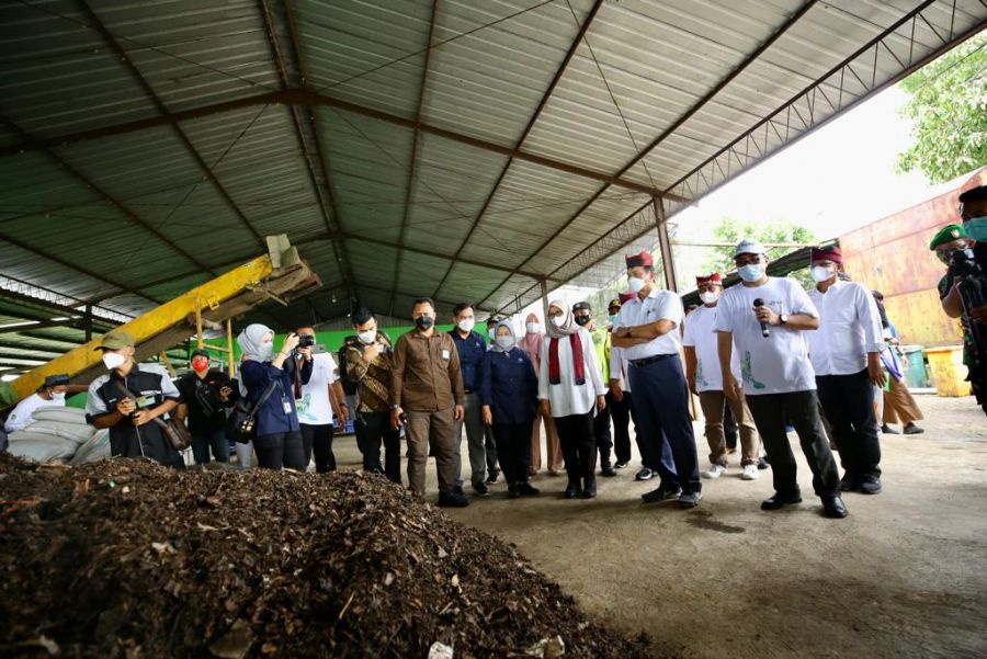 Luhut Binsar Pandjaitan mengunjungi Tempat Pengolahan Sampah Reduce-Reuse-Recycle (TPS3R),di Banyuwa