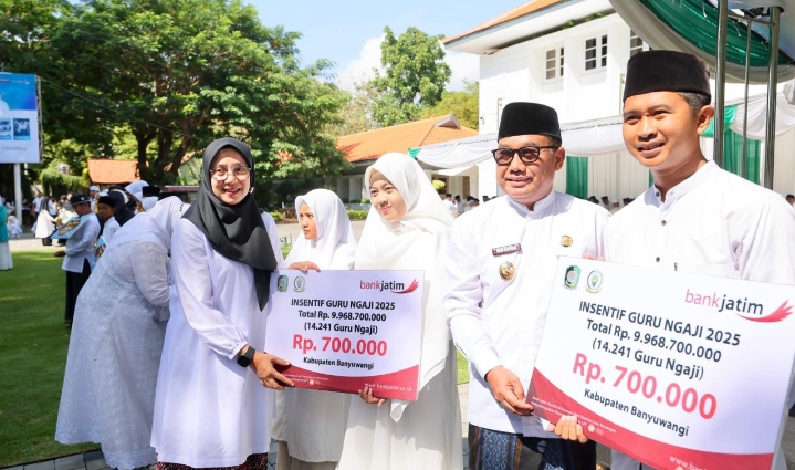 Momen Hari Santri, Bupati Ipuk Salurkan Insentif untuk 14 Ribu Guru Ngaji