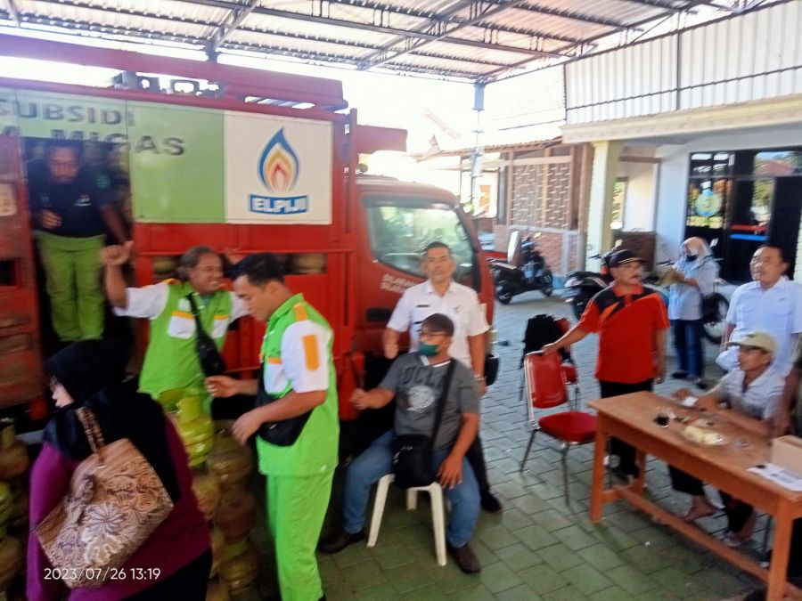 Operasi Pasar LPG 3 Kg Disambut Antusias Warga Kecamatan Cluring