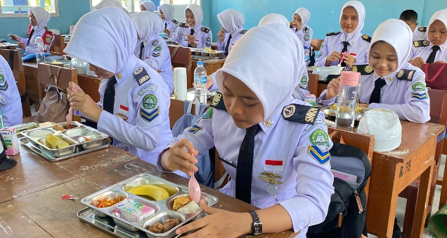 Pelaksanaan Program Makan Bergizi Gratis di SMK Negeri Darul Ulum Muncar Berjalan Lancar