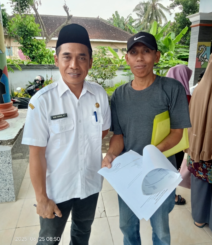 Pelangi di Desa Sarimulyo, Kades Budi : Layanan Jemput Bola Komitmen Pemdes 