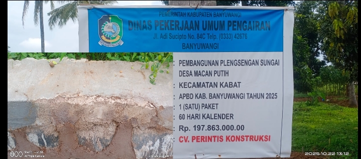 Pembangunan Plengsengan Sungai Desa Macan Putih Kecamatan Kabat Banyuwangi Amburadul