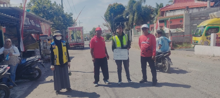 Pemdes Tembokrejo Ditengah Terik Matahari, Laksanakan Tugas Rehab Jalan 