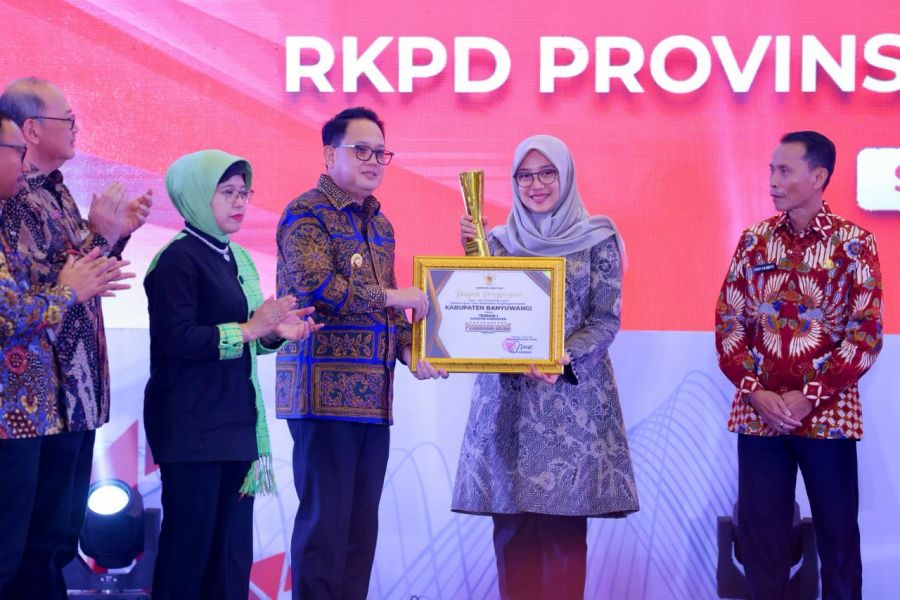 Pemerintah Provinsi Jawa timur Beri Penghargaan Terhadap Kabupaten Banyuwangi 