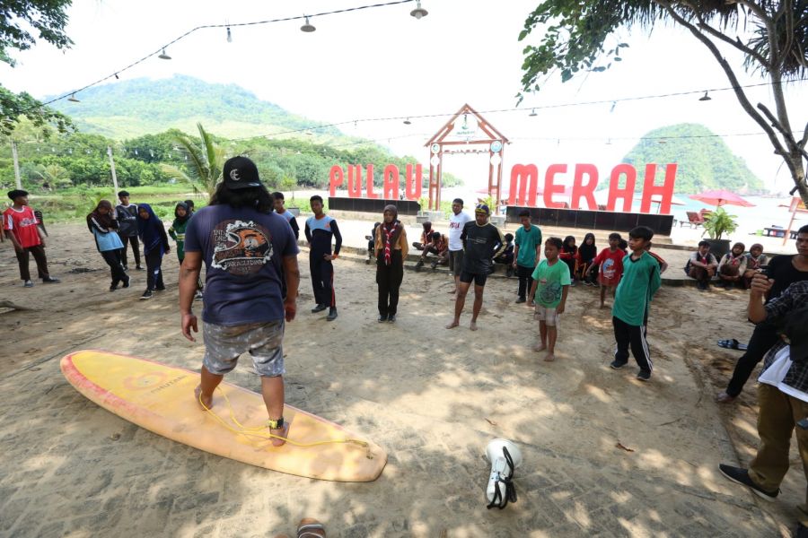 Pemkab Banyuwangi Kembali Menggelar Pelatihan Selancar Bagi Anak-Anak Muda