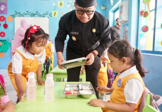 Pendistribusian Perdana MBG dari SPPG  Dilakukan Langsung Oleh Wakil Bupati Banyuwangi Mujiono