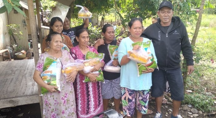 Pengusaha Galian Pasir di Dusun Pancoran Rogojampi Banyuwangi Bagikan Sembako Kepada Warga