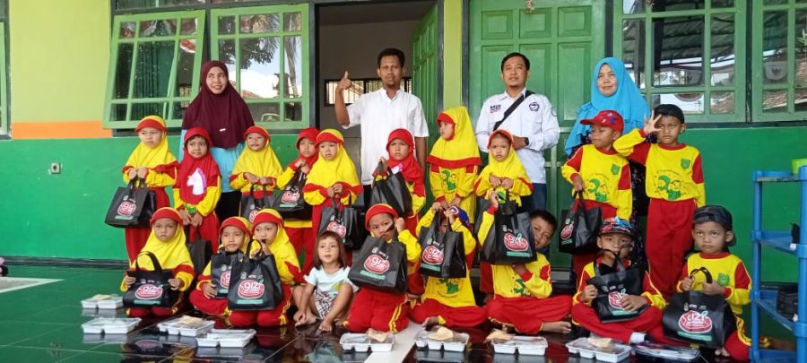 Peringati Hari Guru Nasional, Disparta Banyuwangi Salurkan Bantuan Gizi Untuk Banyuwangi