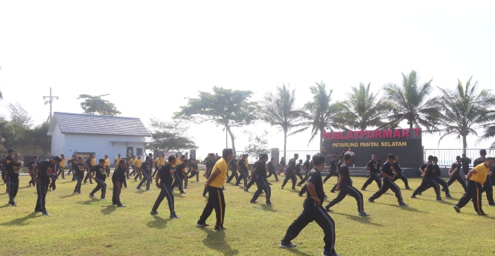 Perkuat Sinergi TNI-Polri, Kapolresta Banyuwangi Olahraga Bareng Marinir di Lampon
